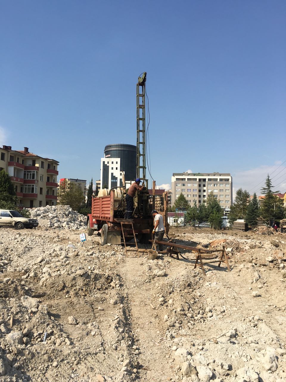 Kentsel alanda yıkım sonrası sahada sondaj makinesi