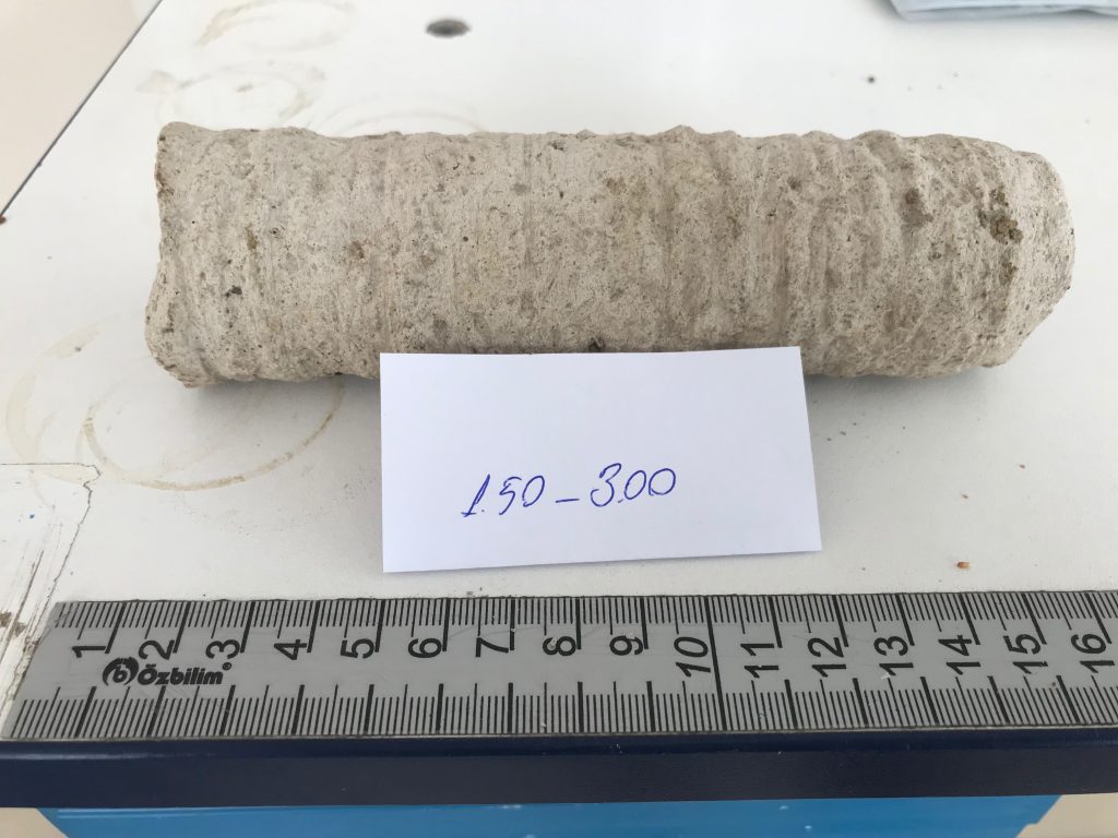 Laboratuvar masasında derinlik etiketli karot numunesi